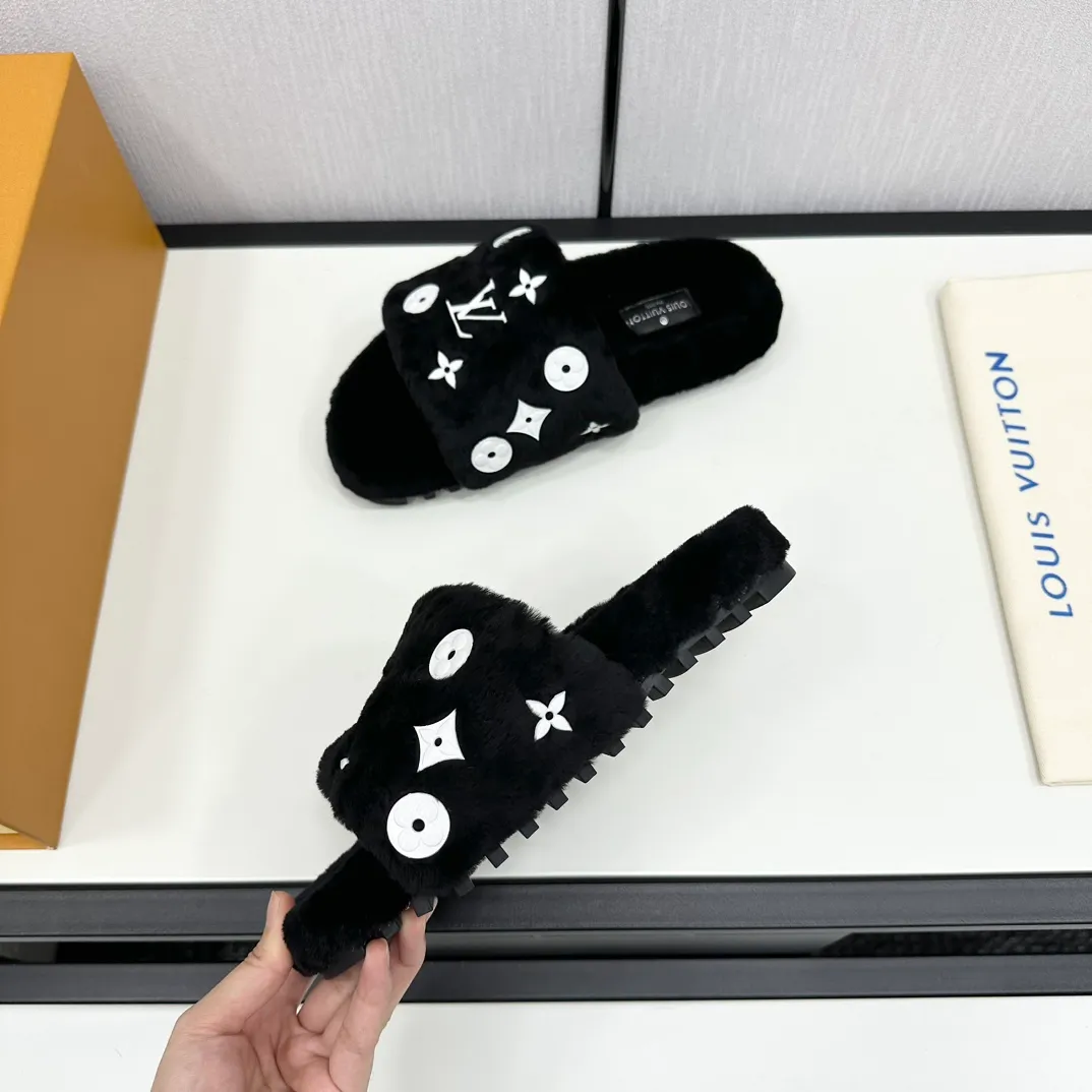 👟👟Ex-factory price 520👟👟 High-end quality L. Latest fur mop 🍟 Original imported genuine leather outsole 🍆 Imported fur-integrated lambswool fabric (LV letters are attached to the car, which is not comparable to wool on the market. The wool on the market is easy to pull out and the quality is comparable🆚) 🧐 Inner lining/foot pads: imported wool 🥰 SIZE: 35-41 (40/41 customized, non-returnable) 🥴 Original packaging